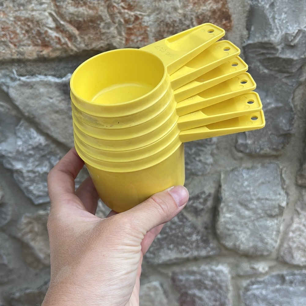 Tupperware measuring cups - Picture 2 of 2